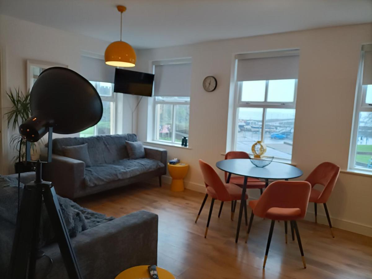 Harbour View Apartment แคร์ริกเฟอร์กัส ภายนอก รูปภาพ