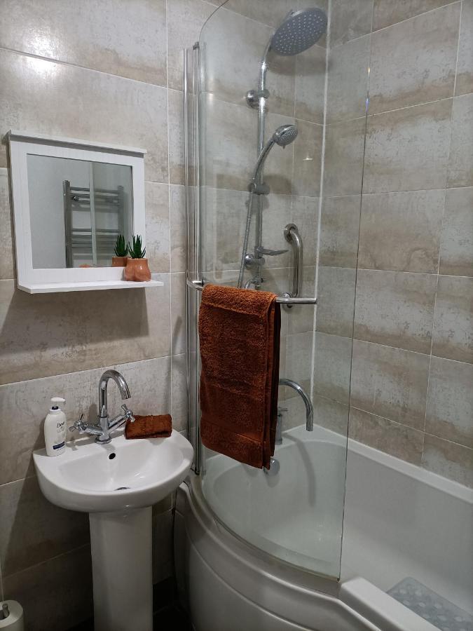 Harbour View Apartment แคร์ริกเฟอร์กัส ภายนอก รูปภาพ